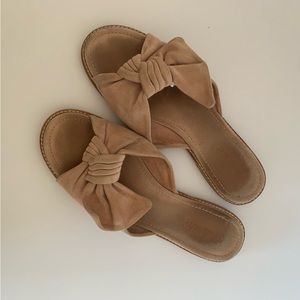 Pale blush pink suede knot slides, good condition